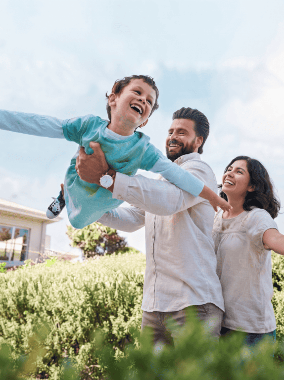 Familia sonriente disfrutando de estabilidad y tranquilidad gracias a un plan de protección financiera y retiro en México.