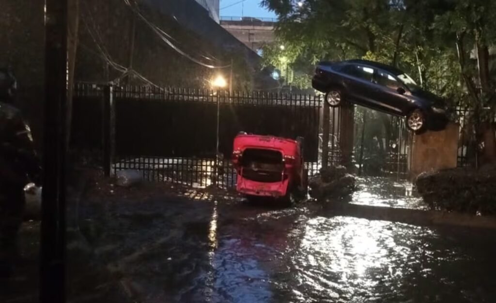 Vehículos afectados tras inundación en una calle, ilustrando la importancia de contar con cobertura amplia y protección legal en México.