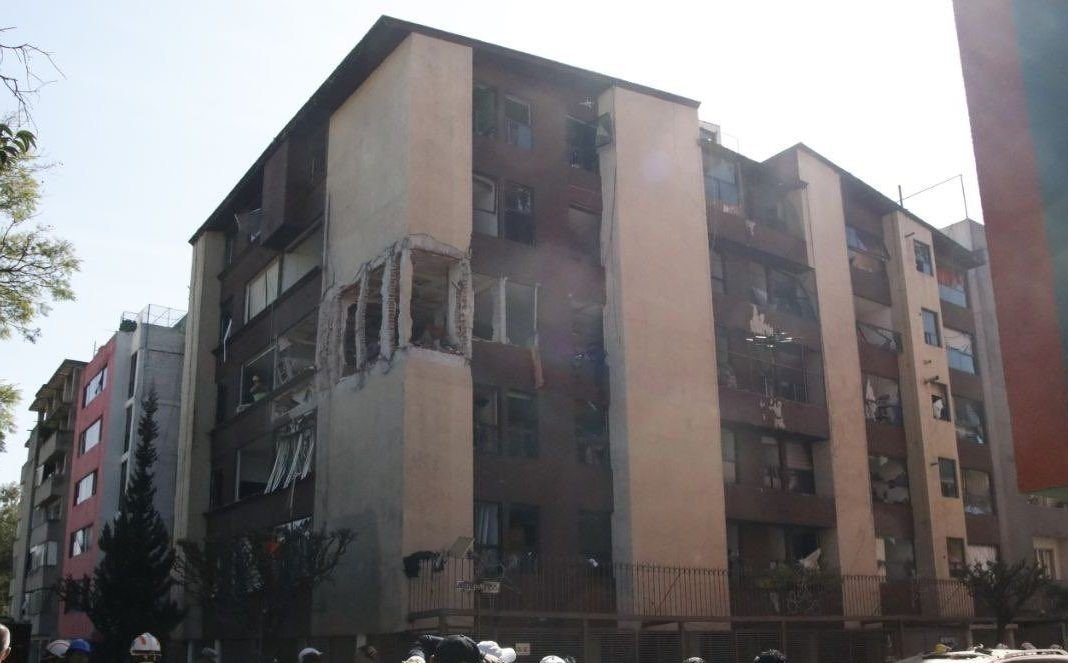 Edificio con daños estructurales tras un siniestro, destacando la importancia de contar con un seguro de hogar contra sismos, incendios y desastres en México.
